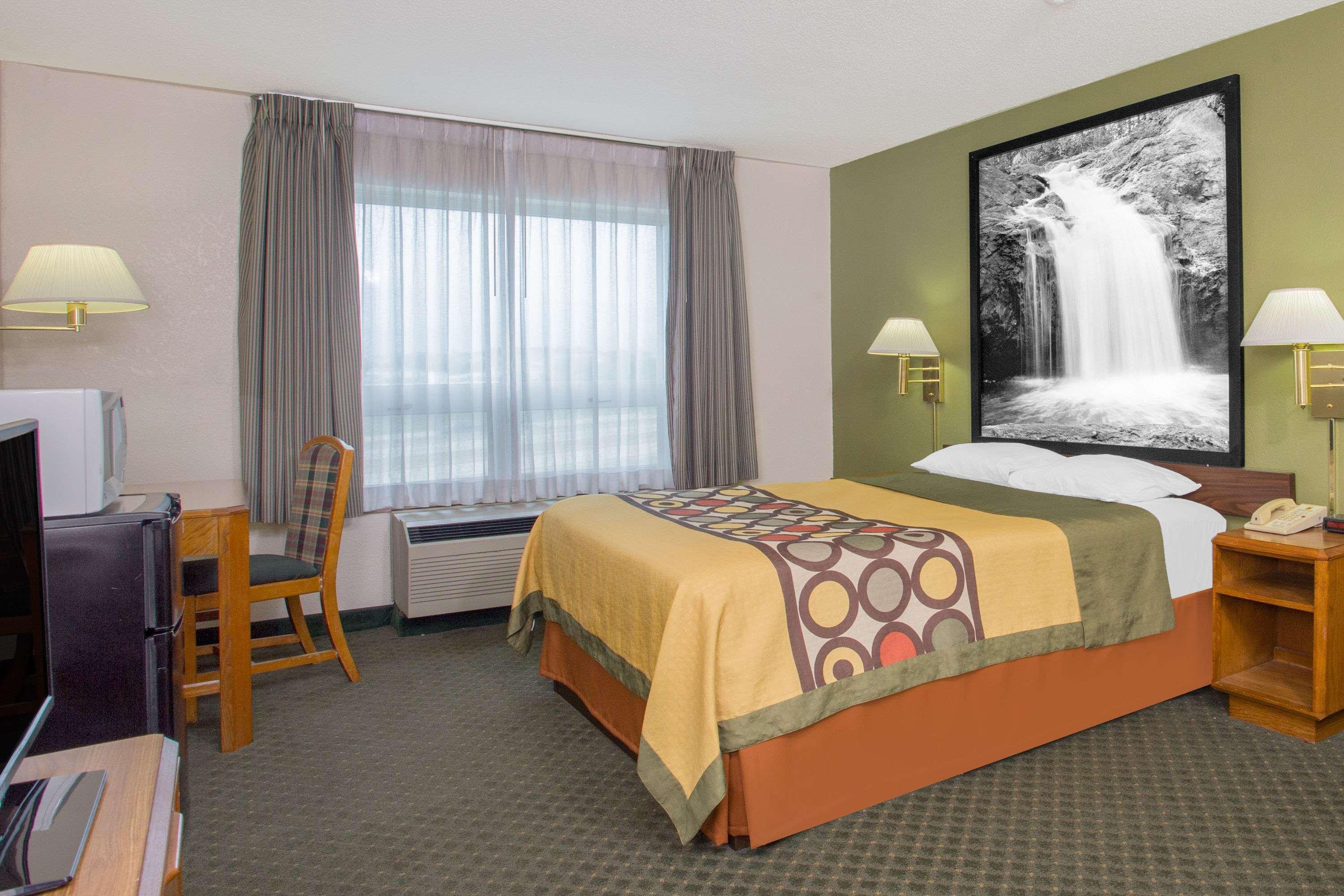 Super 8 By Wyndham Madison East Hotell Eksteriør bilde