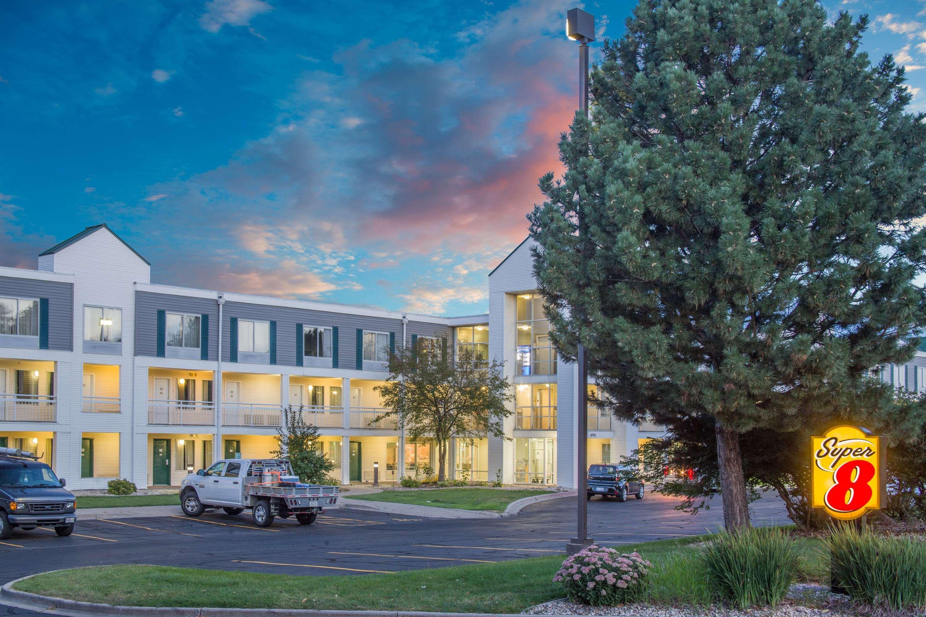 Super 8 By Wyndham Madison East Hotell Eksteriør bilde
