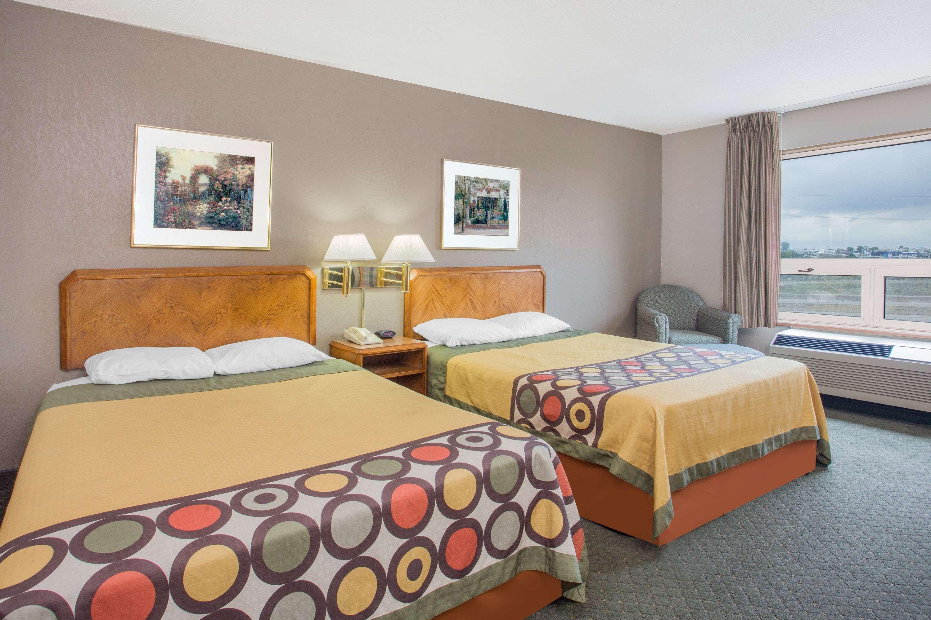 Super 8 By Wyndham Madison East Hotell Eksteriør bilde