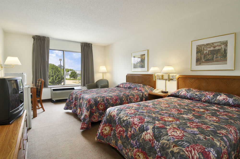 Super 8 By Wyndham Madison East Hotell Eksteriør bilde