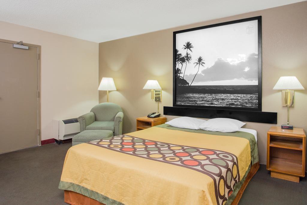 Super 8 By Wyndham Madison East Hotell Eksteriør bilde