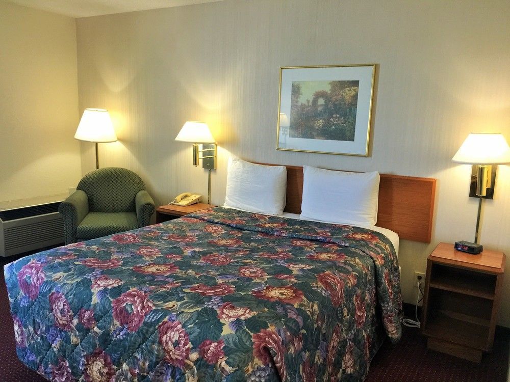 Super 8 By Wyndham Madison East Hotell Eksteriør bilde