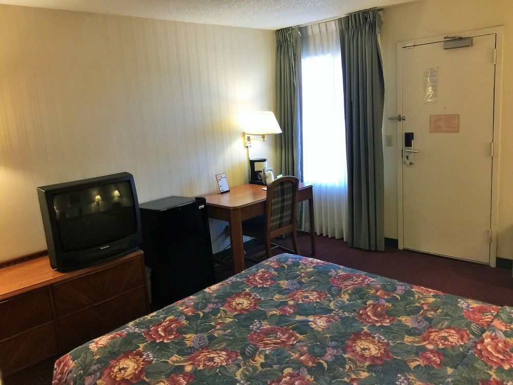 Super 8 By Wyndham Madison East Hotell Eksteriør bilde