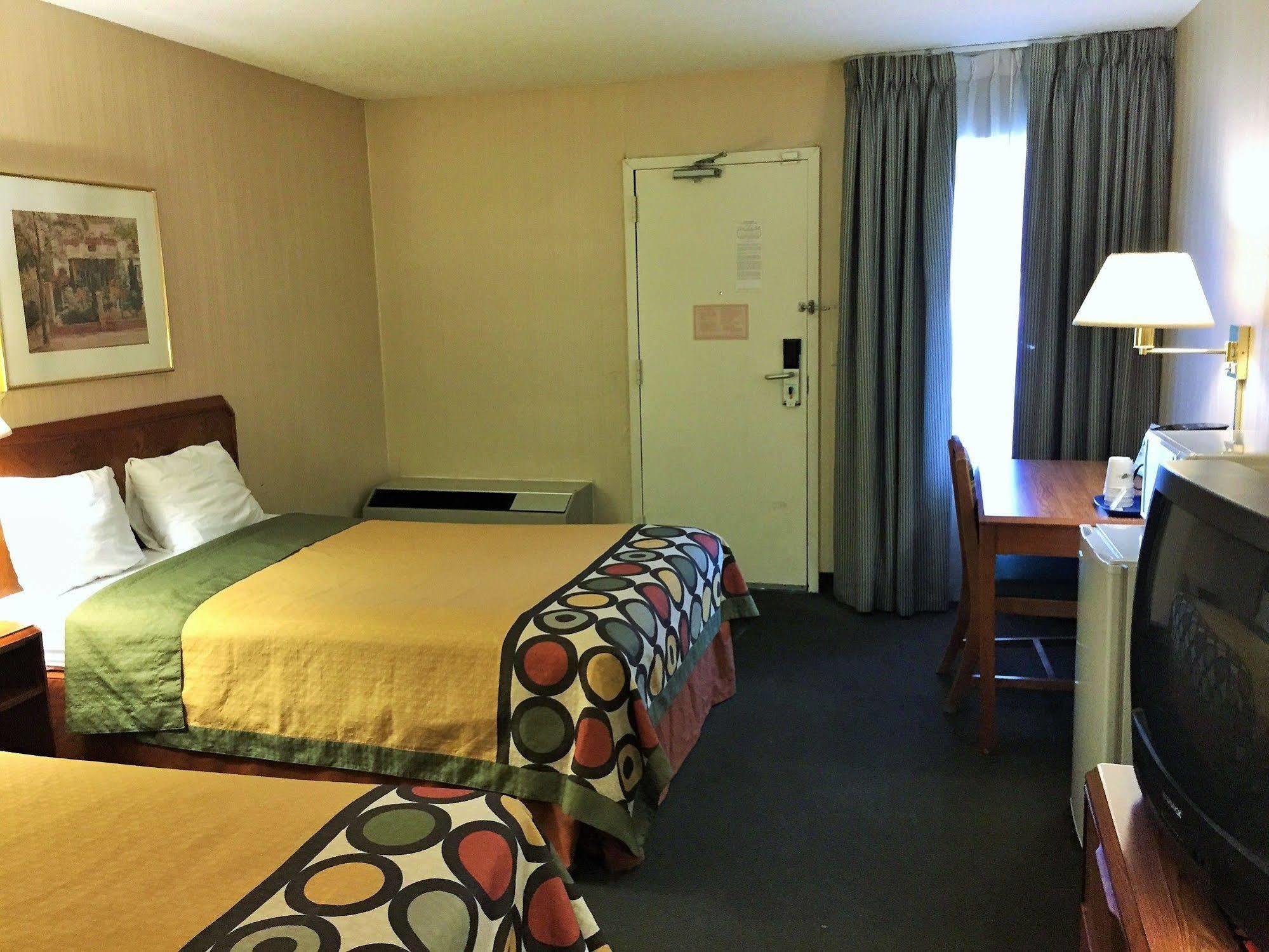 Super 8 By Wyndham Madison East Hotell Eksteriør bilde