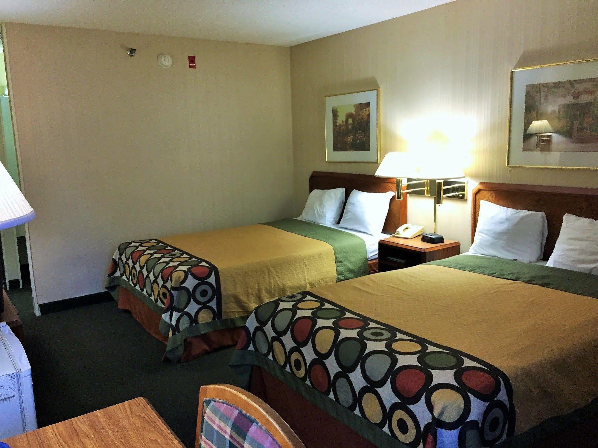 Super 8 By Wyndham Madison East Hotell Eksteriør bilde
