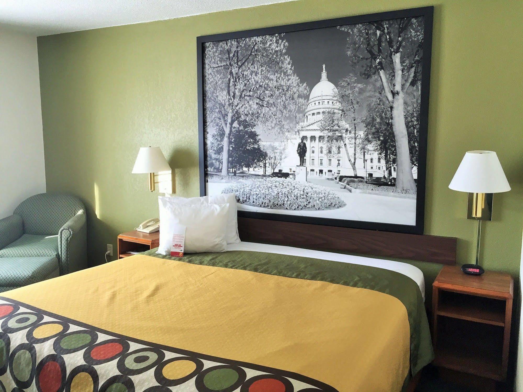 Super 8 By Wyndham Madison East Hotell Eksteriør bilde