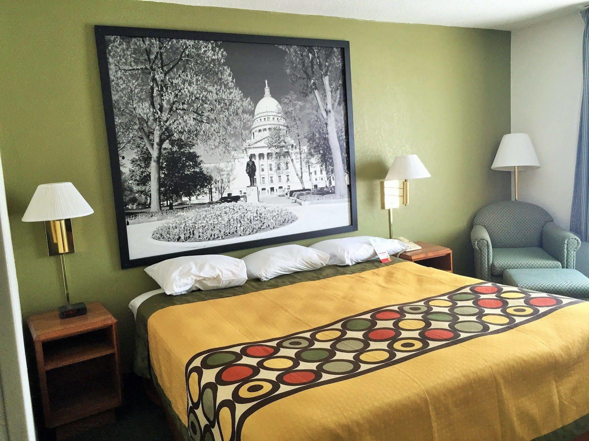 Super 8 By Wyndham Madison East Hotell Eksteriør bilde
