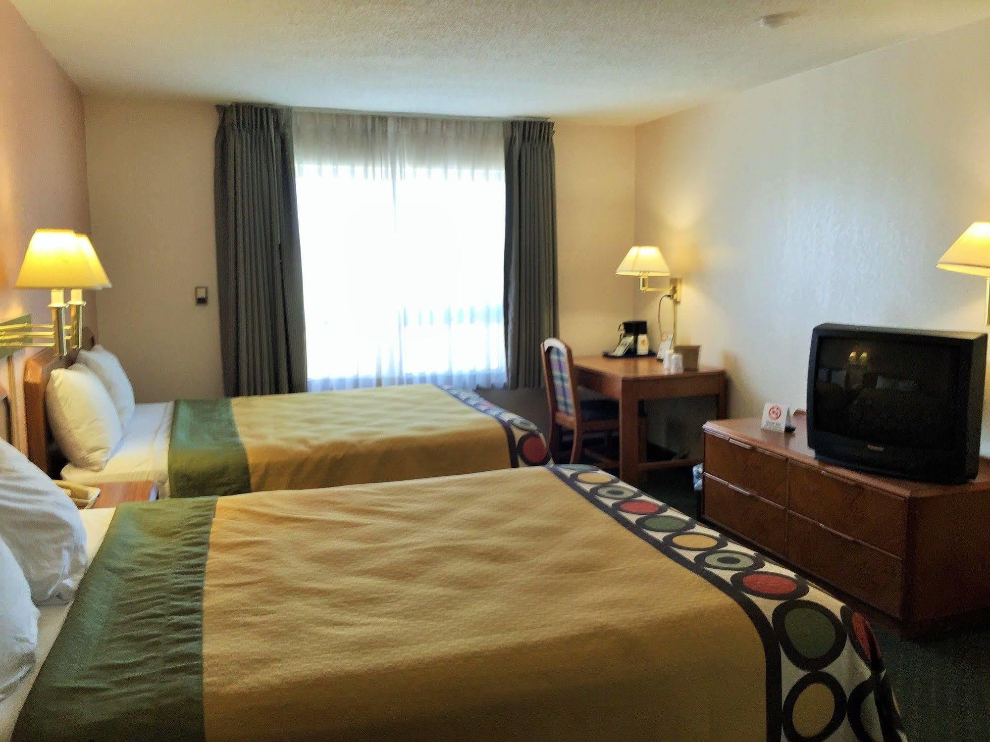 Super 8 By Wyndham Madison East Hotell Eksteriør bilde