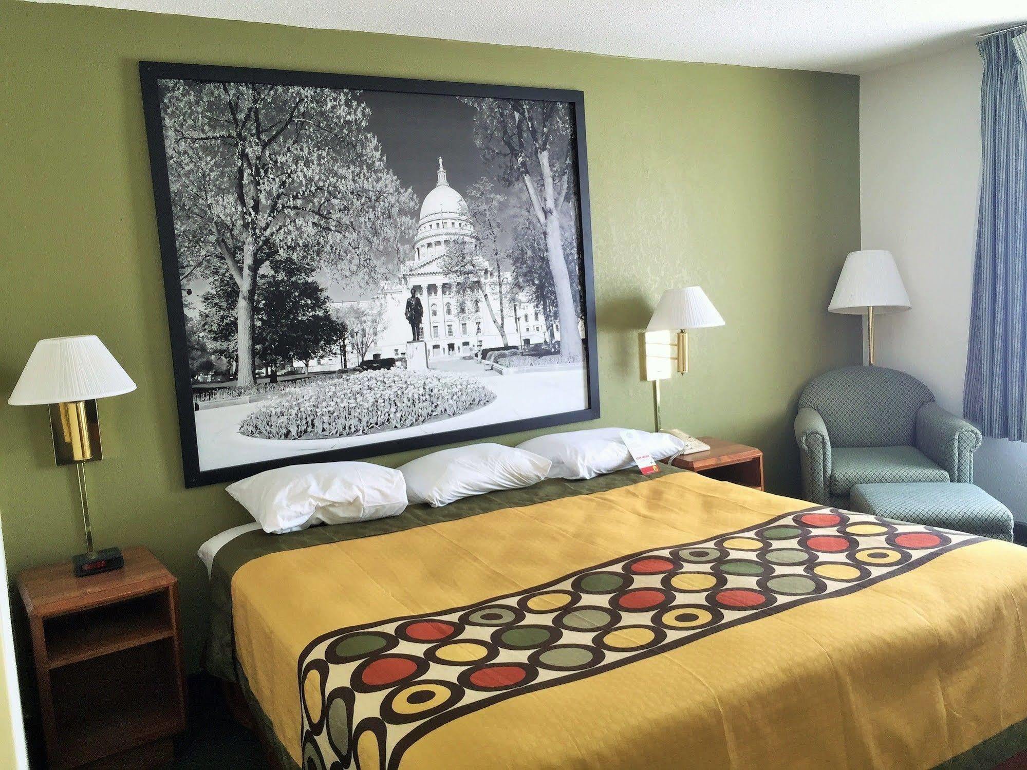 Super 8 By Wyndham Madison East Hotell Eksteriør bilde