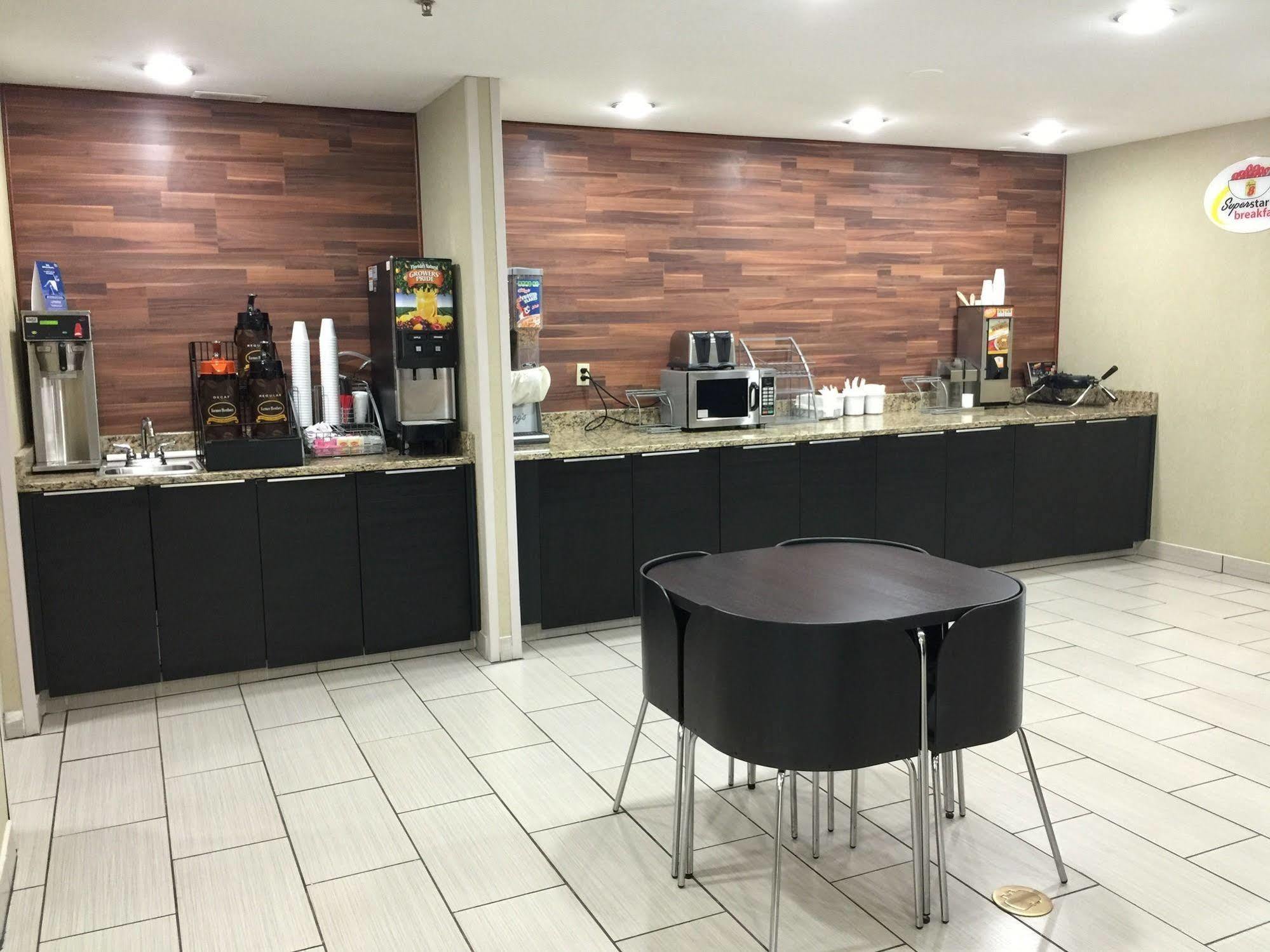Super 8 By Wyndham Madison East Hotell Eksteriør bilde